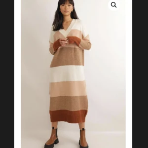 Daily Coziness Knit Dress - Säljer en stickad klänning från Chiquelle i storlek one size. Det är en oversized klänning i mjukt stickat material, knappt använd.