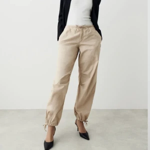 Gina tricot-parachute trousers - Säljer mina helt oanvända byxor från Gina Tricot med prislappen kvar. 