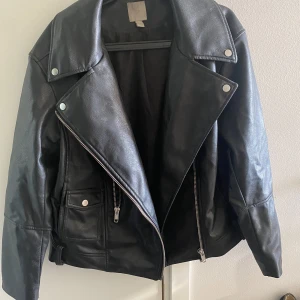 Skinnjacka  - Strl L  Hel och fin 
