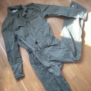 Green overall - En mörkgrön overall i knappt använd skick. 