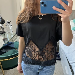 Fest topp!  - Snyggaste festtoppen med spets nertill och satin material uppe❤️