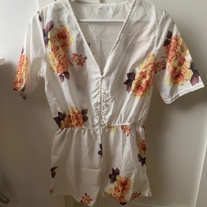 Playsuit - Playsuit från shein, perfekt att ha över en bikini 🤍