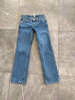 Säljer dessa lågmidjade jeans från Weekday i strl 23/30. Använda fåtal gånger men säljer pågrund av att det är lite för små för mig. Nypris 590. Skriv om intresse eller frågor. Köparen står för frakt!