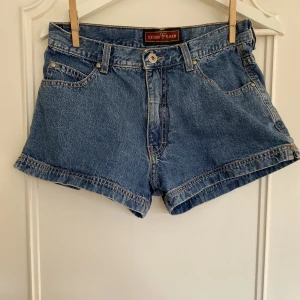Jeansshorts  - Fina jeansshorts i mkt bra skick! Står ingen storlek men skulle uppskatta att dem passar XS/S. Midjemått - 36 cm. Skriv privat för frågor. 90kr + frakt ❤️