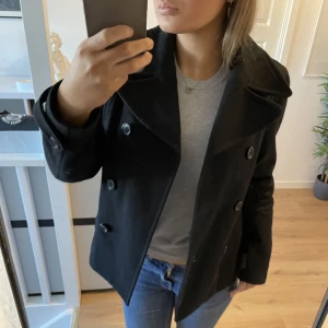 Kappa - Säljer nu denna sjukt snygga kappan, perfekt nu för våren! Den är så himla snygg både öppen och stängd🙏❣️Frakt ingår EJ i pris❤️