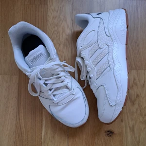 Adidas skor - Adidas skor i storlek 38 🩷 Tyvärr köpte jag dem i fel storlek, har haft dem på mig bara några ggr därav i nyskick. Nypris 800kr, säljer för endast 199kr + frakt. Skriv om du är intresserad 💕