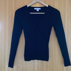 Långärmad tröja - Är som i nyskick. Stretchigt material. 