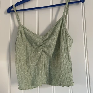 Grön top - Strl S, köpt på monki, bra skick