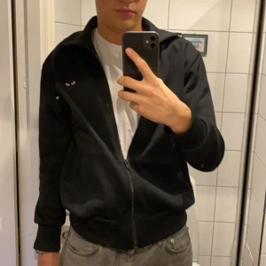 Cdg zip hoodie  - Cdg hoodie i nyskick köpt på NK.  Nypris 3000 kr. Storlek M