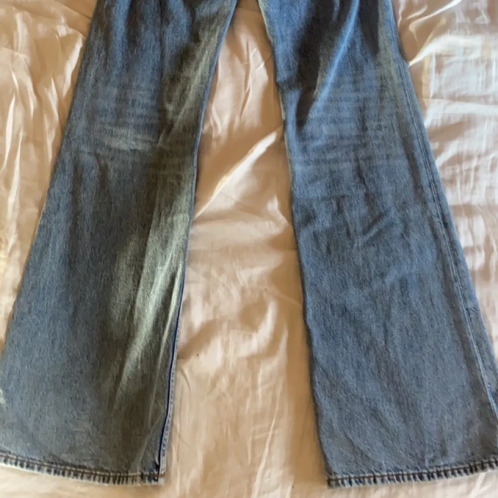 Väldigt fina jeans men lite små för mig.  Synd att lämna ett par så pass högkvalitativa jeans liggandes. Väldigt långa! 🤍. Jeans & Byxor.