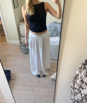 Vit långkjol - Lång vit kjol med broderi detaljer längs ner🤍Passar storlek 34-38