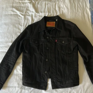 Levis jeansjacka - Säljer nu min jeansjacka från Levis då den inte kommer till användning. Snygg och skön jacka nu till våren! Nypris mellan 1100-1400! 