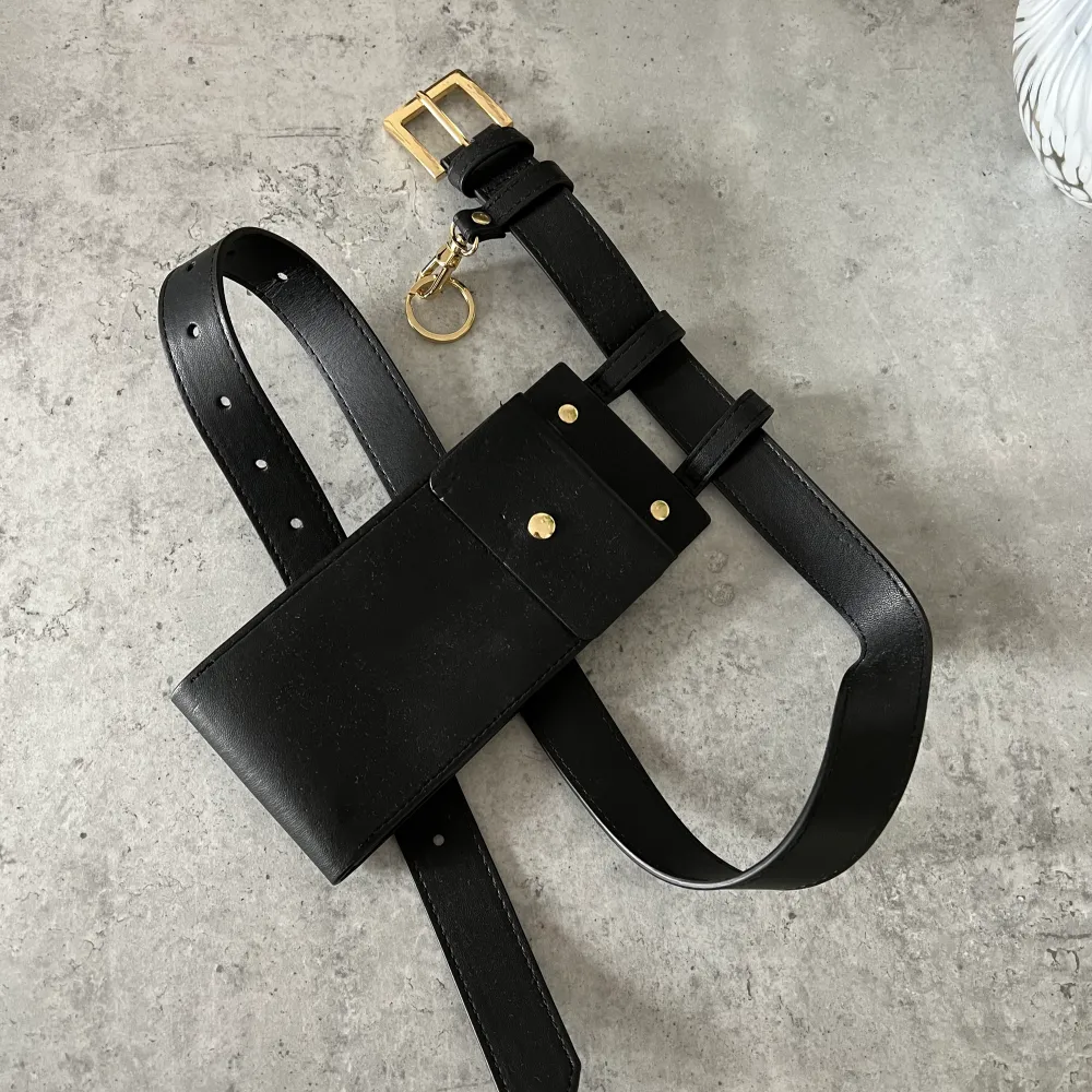 Belt in black PU leather with chain.. Accessoarer.