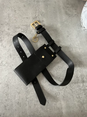 Belt with chain - Belt in black PU leather with chain.