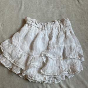 Super fin och super härlig kjol från Isabel Marant! I väldigt bra skick och är i storlek 34! Säljer då den har blivit lite liten för mig! 💕 Passar perfekt till sommaren! Frakt är 49kr