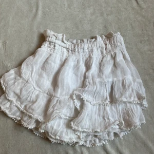 Isabel Marant kjol - Super fin och super härlig kjol från Isabel Marant! I väldigt bra skick och är i storlek 34! Säljer då den har blivit lite liten för mig! 💕 Passar perfekt till sommaren! Frakt är 49kr