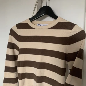 Zara tröja  - Croppad tröja från Zara💞 endast använd 2 gånger och i jättebra skick👊 skriv för fler bilder eller frågor. Går bra att pruta ner!