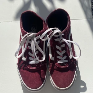 Vinröd vans sko - Jag säljer mina vinröda vans skor i storlek 38. Säljer pågrund av att de är för små. Bra skick använda ca 6 gånger. Jätte snygga till våren och sommaren! Köpta för 600kr