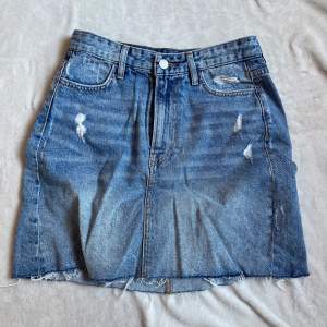 Perfekt jeans kjol till sommaren som knappast är använd! Säljer då den inte kommer till användning! Storlek 36! 💕 Frakt är 49kr!