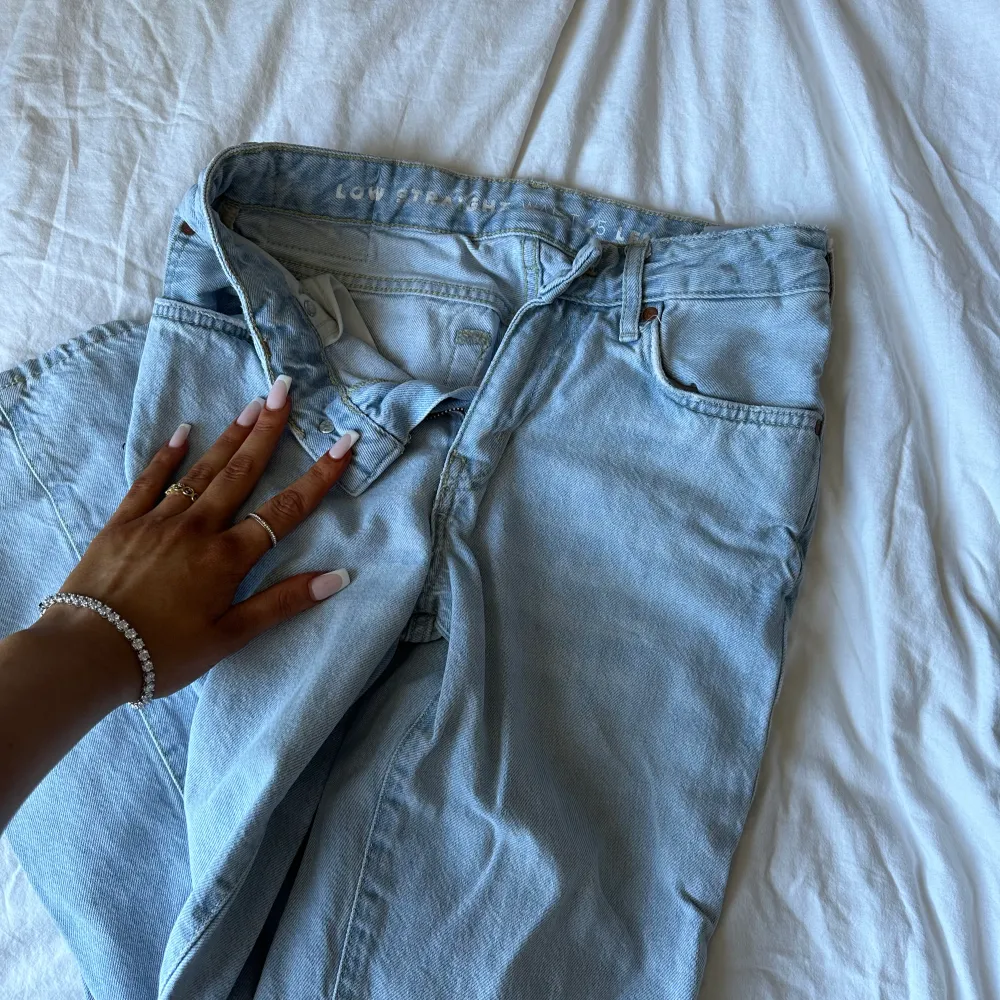 Säljer dessa lågmidjade ljusblåa jeans från bikbok i storlek 25/32. De är superbra i längden på mig som är 173! Hör av er vid fler frågor eller bilder💞. Jeans & Byxor.