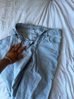 Ljusblåa lågmidjade jeans - Säljer dessa lågmidjade ljusblåa jeans från bikbok i storlek 25/32. De är superbra i längden på mig som är 173! Hör av er vid fler frågor eller bilder💞