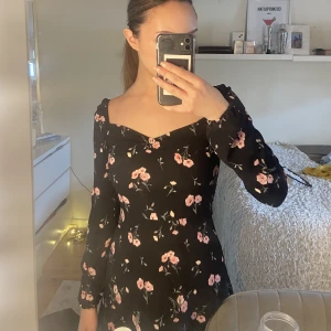 Blommig sommarklänning  - Blommig sommarklänning i lagom längd! Säljes då den inte används 🫶🏼