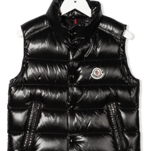 Moncler väst - Knappt använd moncler väst. Pris kan kanske diskuteras vid snabb affär 