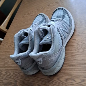 New Balance 990v5  - Säljer ett par grå new balance 990v5 som jag köpte för ett år sedan. Kostar cirka 2000 för nya men säljer billigare pga dom e gamla och har tappat den vita färgen på sulan. Väldigt sköna och är bra för både träning och som vardagsskor. Dm för pris 👋