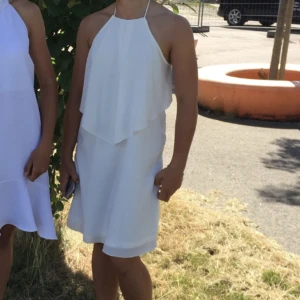 Säljer denna klänning från Nelly i storlek 34. Jättefin klänning som passar perfekt till skolavslutningen. - Säljer denna fina klänningen från Nelly i storlek 34. Jättefin klänning med öppen rygg som passar perfekt till skolavslutning i sommar.