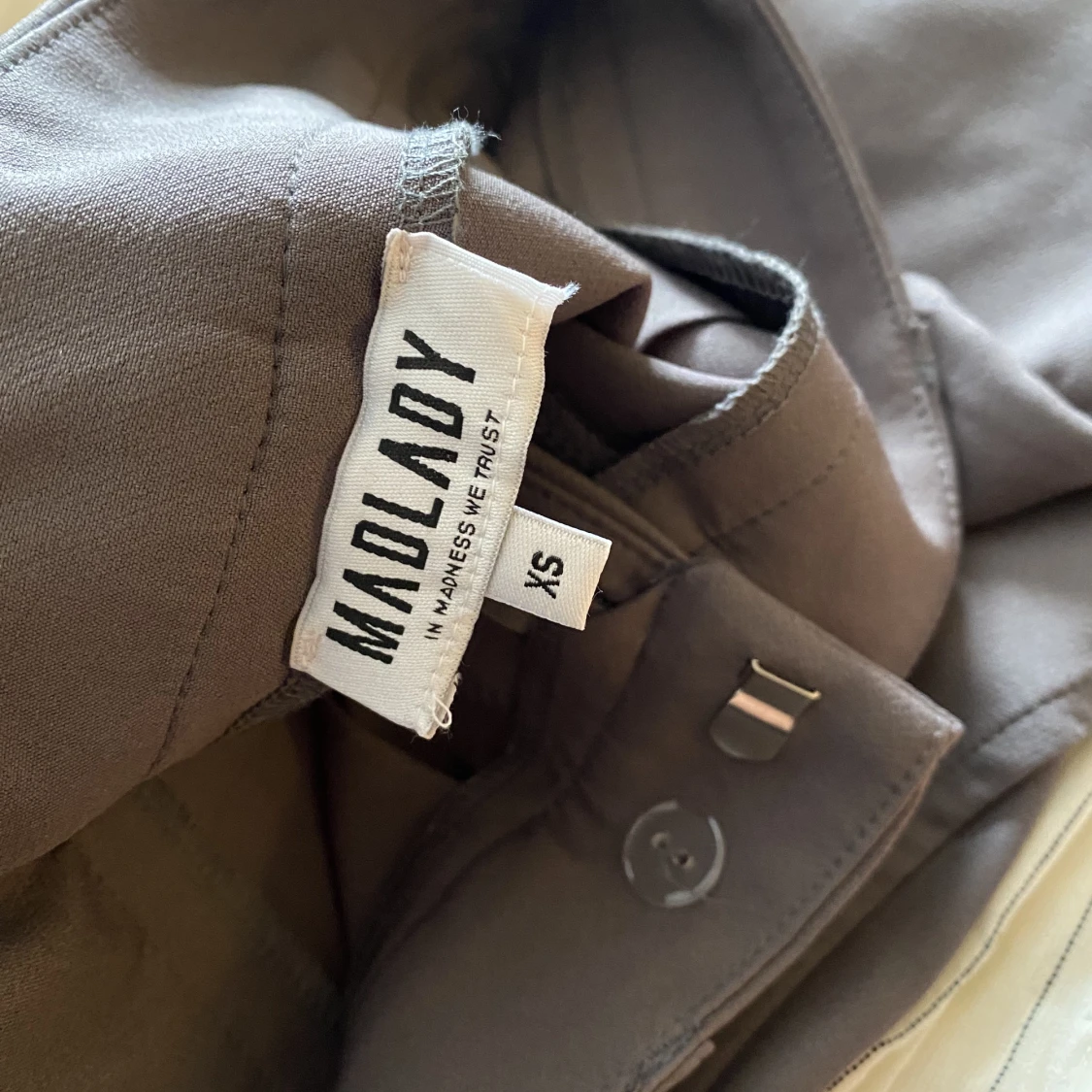 Gråa kostymbyxor - 91