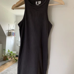 Klänning - Grå fin tajt klänning som är lite längre! Skriv för bättre bilder🙏💕