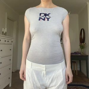 DKNY grå t-shirt - Storlek S/M. Inga defekter. Snygg passform då den sitter åt i midjan