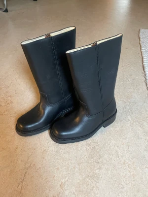 Primeboots stlk 37 - Sååå fina boots som tyvärr är för små för mig som har storlek 38 :( 100% läder och inget att anmärka på i skick. 