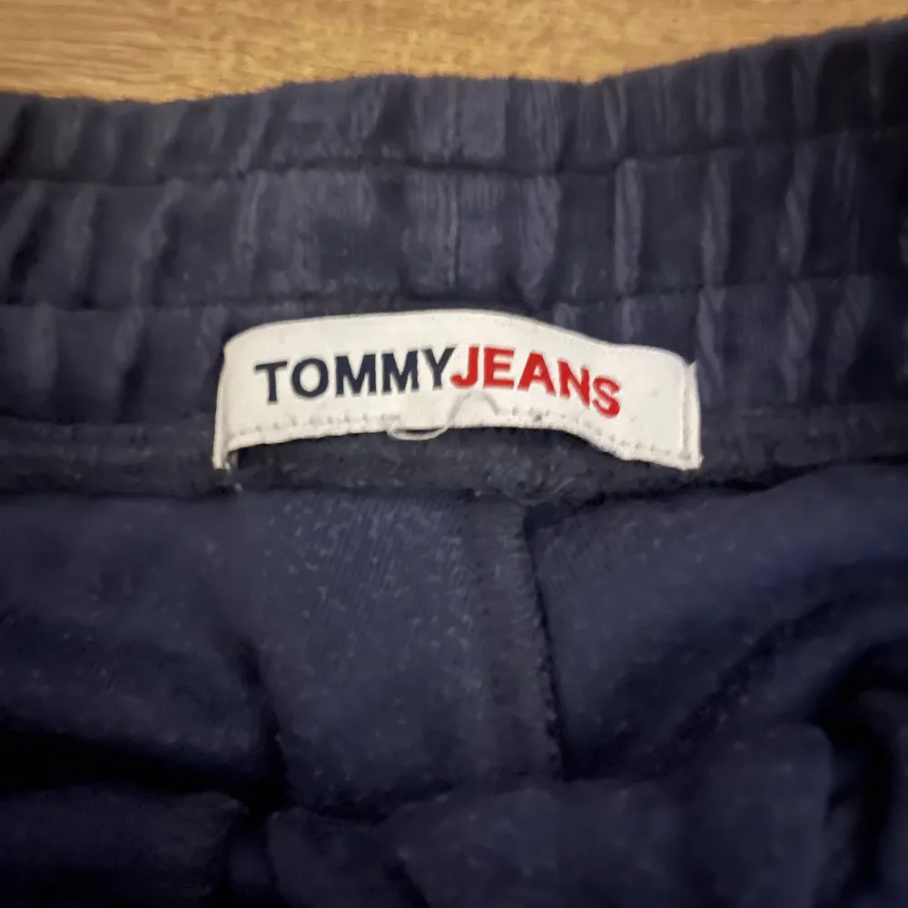 Tomy jeans mjukisbyxor har advänds typ 2 gånger så de är typ nya vet inte om dem är äkta men de är i bra skick iallafall . Jeans & Byxor.