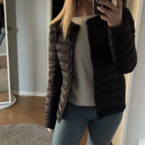 dunjacka  - tunn dunjacka från mango