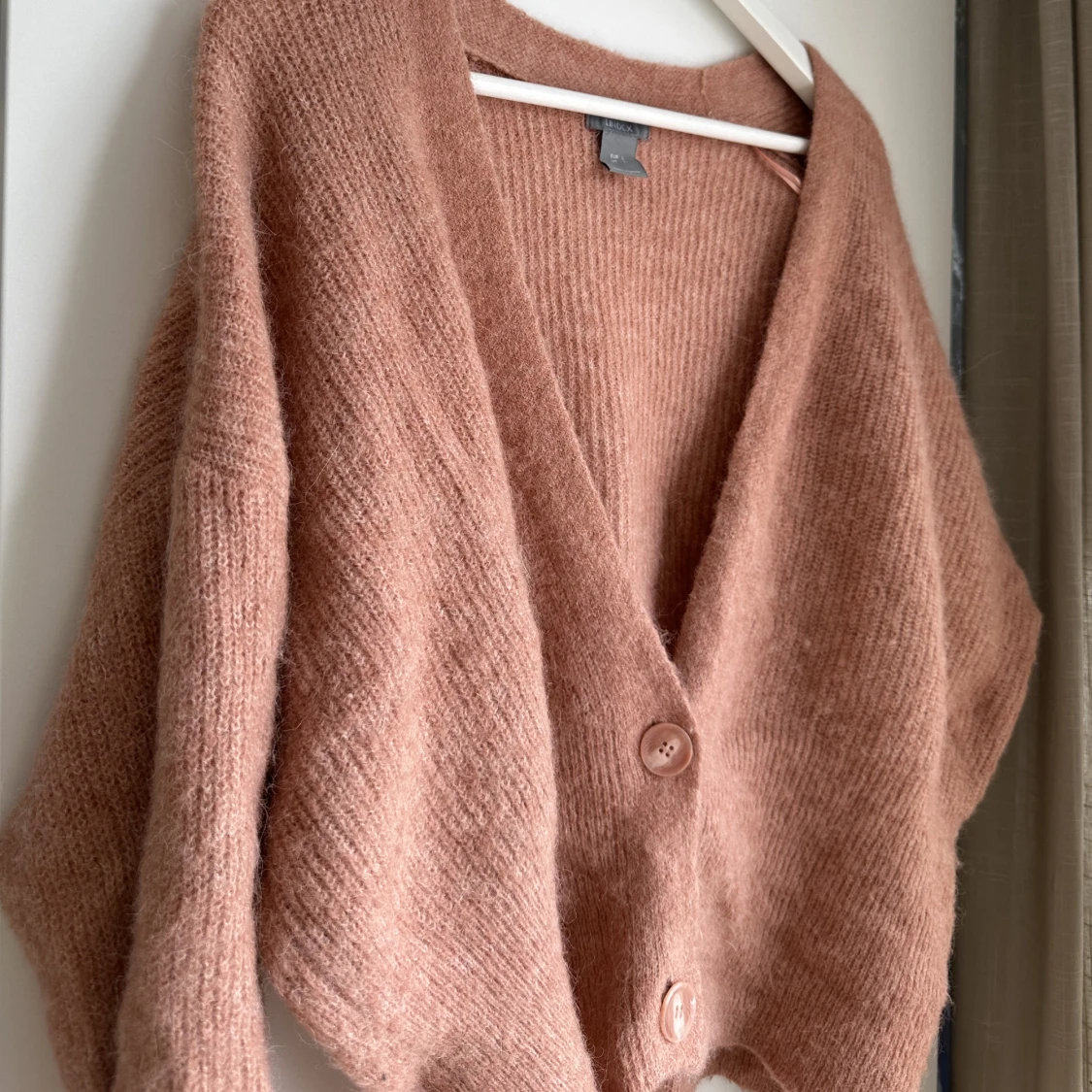 Rosa stickad kofta med knappar - 90