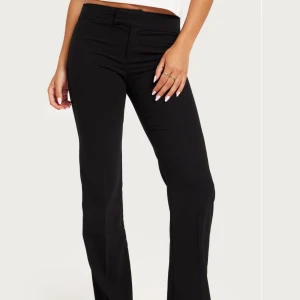 KOSTYMBYXOR  - Supersnygga lågmidjade kostymbyxor bara använd typ 3 gånger som jag säljer för de var lite stora i midjan på mig. Köpta för 399kr från Nelly.  Skriv för fler bilder! Tryck på köp nu!