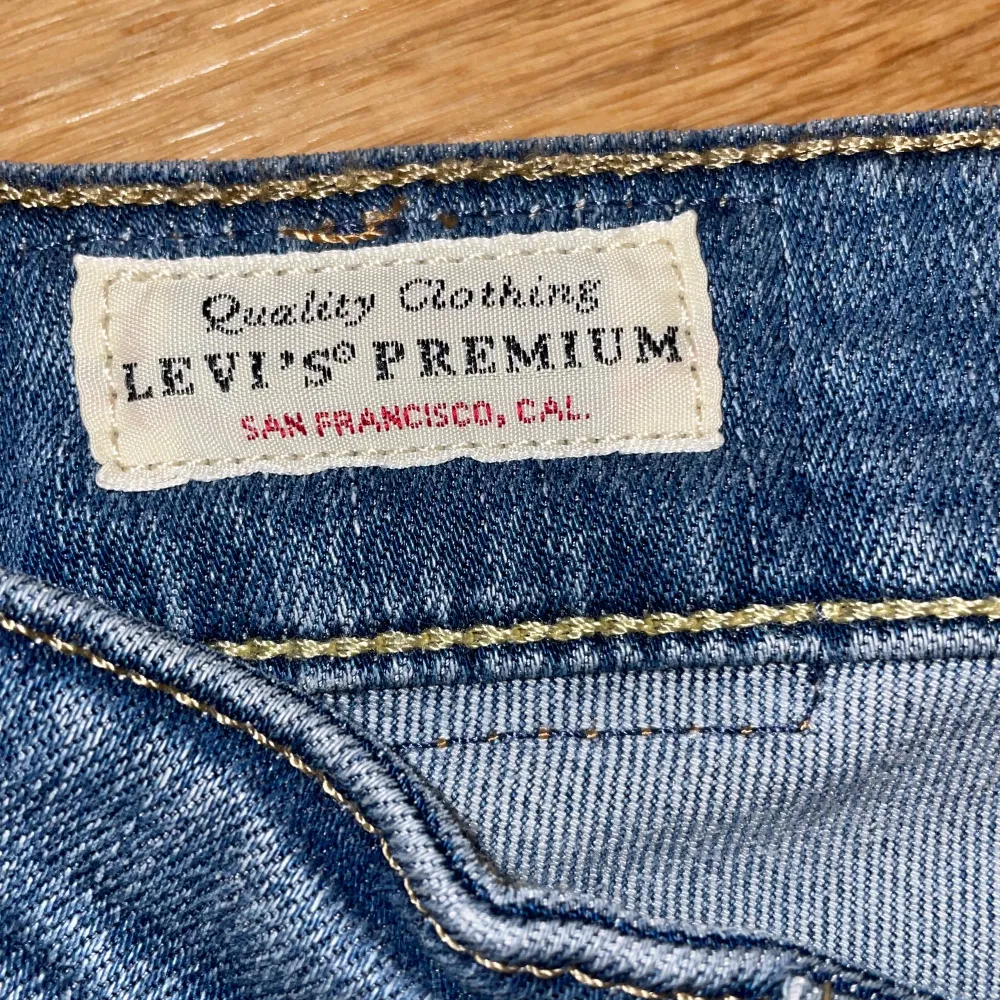 säljer mina levis jeans i storlek 23 pga att de inte kommer till användning! skriv privat för fler bilder. Jeans & Byxor.