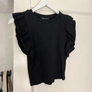 Volangtopp från ZARA - Säljer min super fina topp från Zara med volanger som är perfekt för jeans eller ännu mer uppkläddnad 🫶🏻