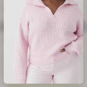 Slutsåld rosa stickad tröja!!💕skön till hösten och jätte fin färg💞bra skick! Användt 1-2 gånger 