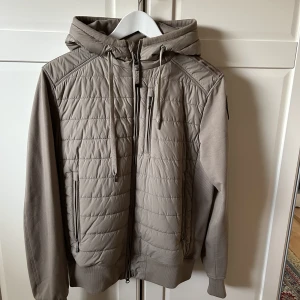 Parajumper jacka  - Säljer min nya fina Parajumper jacka, endast testad. Storlek S, säljer den för 1500kr 🌟