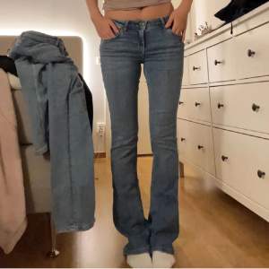 Säljer dessa as snygga zara jeans för att de är försmå. Har använt de cirka 2 gånger.💕