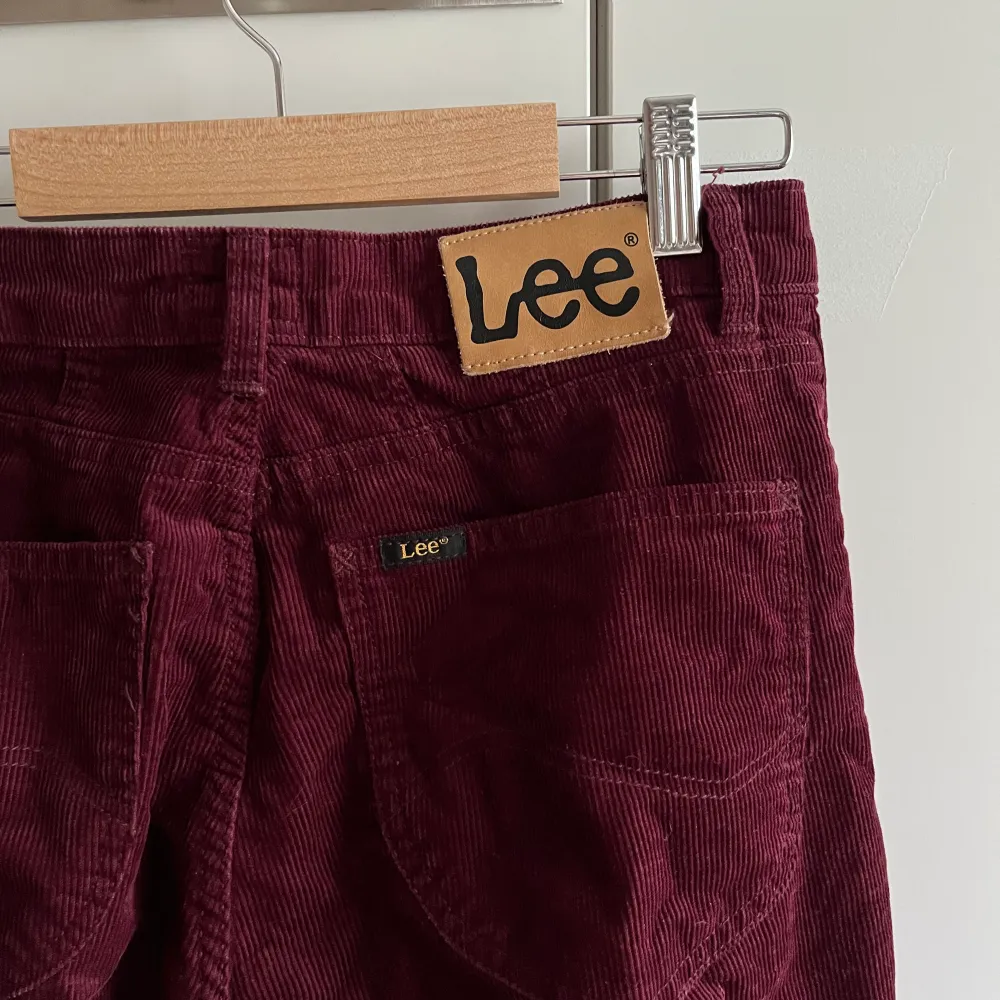 Byxor från Lee i fint skick, modellen ”Mom Straight”. Medelhög midja.. Jeans & Byxor.