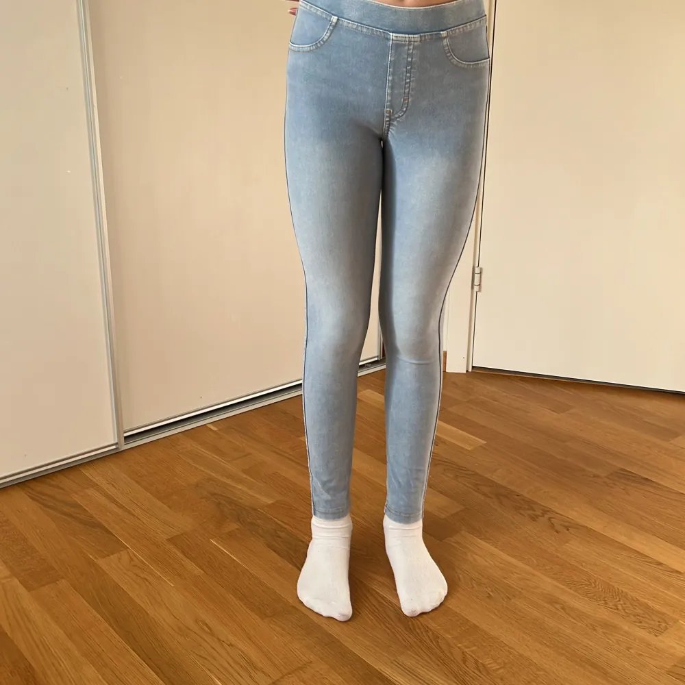 Skinny jeans i leggingsmaterial  Litet hål på baksidan av ena låret, syns knappt . Jeans & Byxor.