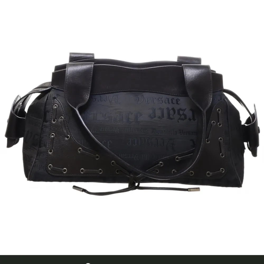 Den här snygga väskan från Versace (begagnad) är nu till försäljning pga att den ej kommit till användning. Köpte för 2199 kr säljs för 1500- pris går att diskuteras.. Väskor.