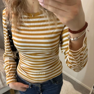 Monki tröja - Långärmad, randig tröja från monki som jag aldrig använt. Ny skick. Vid frågor/bilder så är det bara att höra av sig. Pris kan diskuteras❤️