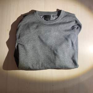 Supersnygg tröja i merinoull från Doppelgänger Roma, storlek S, i en mörkgrå färg. Använd ett fåtal gånger. Nypris 599kr.