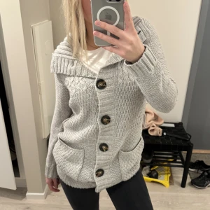 Kofta - Jag n lite längre grå kofta som går att ha kort utan att det ser konstigt ut men och att ha lång om man fryser lite extra. Superfint skick. 