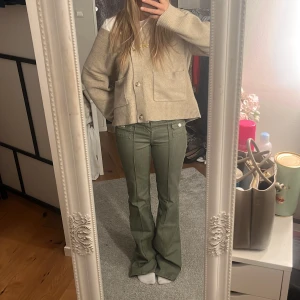 Gröna hm byxor  - Säljer dessa populära hm byxor!!💞💞