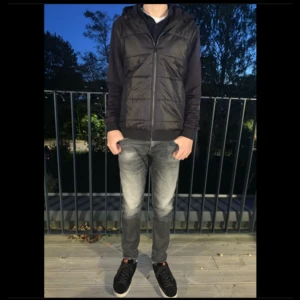 Barbour hybrid cardigan (helt ny, alla lappar kvar) - Barbour cardigan (hybrid), helt nya alla lappar kvar + originalpåse. Originalpris är 1899 kr. Köpt på zalando, men hittar inte just denna model på andra hemsidor så vet ej om Og pris är mer, borde antagligen vara det dock. Person i bild: 175 cm, 60 kg. 